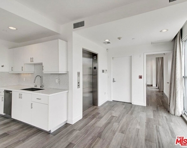 600 S La Brea Avenue - Photo Thumbnail 12