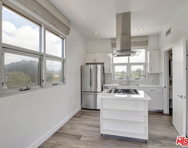 600 S La Brea Avenue - Photo Thumbnail 8