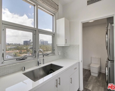 600 S La Brea Avenue - Photo Thumbnail 11