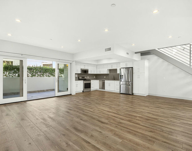 440 Palm Drive - Photo Thumbnail 1