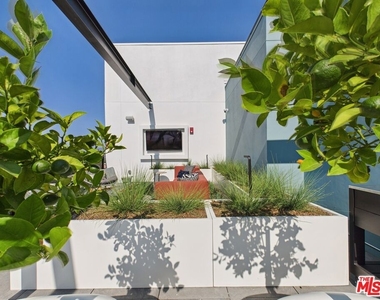 9900 Venice - Photo Thumbnail 21