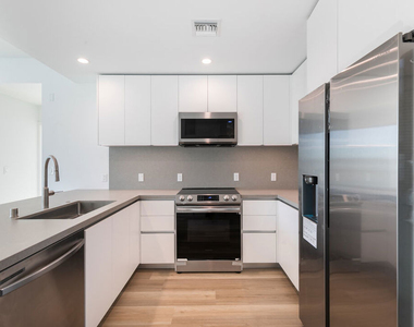 829 Larrabee Street - Photo Thumbnail 2