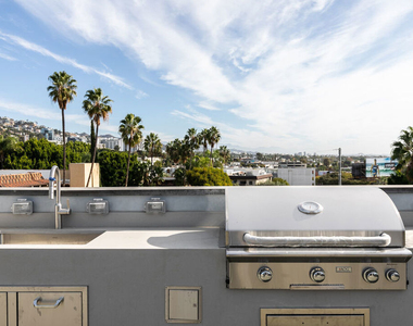 829 Larrabee Street - Photo Thumbnail 10