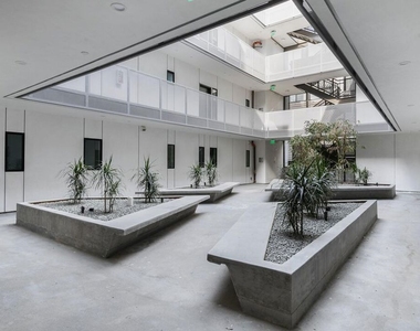 829 Larrabee Street - Photo Thumbnail 1