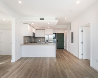 829 Larrabee Street - Photo Thumbnail 4