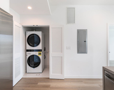829 Larrabee Street - Photo Thumbnail 9