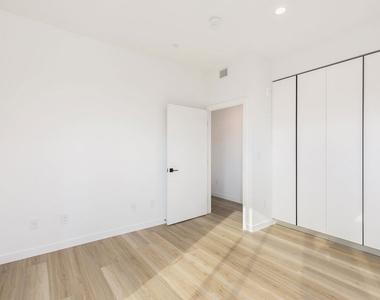 829 Larrabee Street - Photo Thumbnail 6