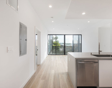 829 Larrabee Street - Photo Thumbnail 5