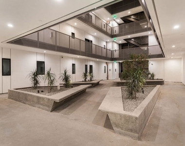 829 Larrabee Street - Photo Thumbnail 11