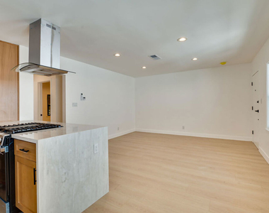 926 N Spaulding Avenue - Photo Thumbnail 3