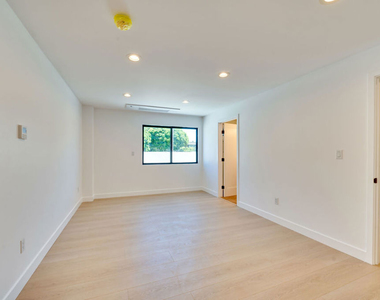 926 N Spaulding Avenue - Photo Thumbnail 9