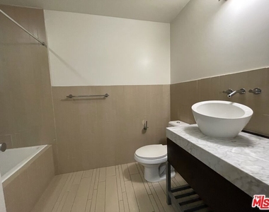 727 W 7th Street - Photo Thumbnail 8