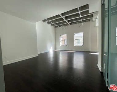 727 W 7th Street - Photo Thumbnail 3