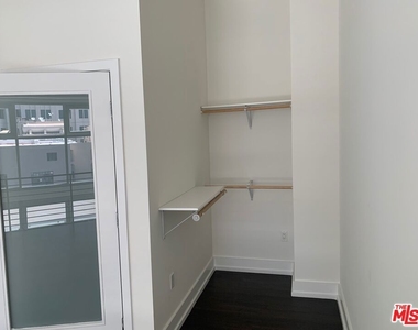727 W 7th Street - Photo Thumbnail 3
