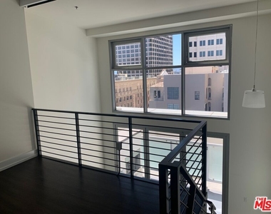 727 W 7th Street - Photo Thumbnail 2