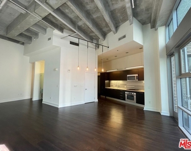 727 W 7th Street - Photo Thumbnail 1