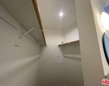 727 W 7th Street - Photo Thumbnail 5