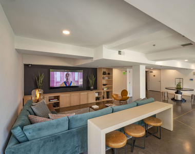 727 W 7th Street - Photo Thumbnail 15