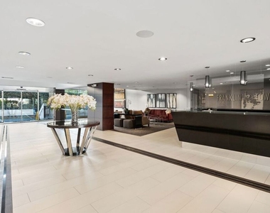7250 Franklin Avenue - Photo Thumbnail 13