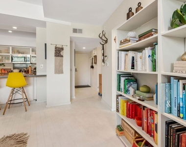 7250 Franklin Avenue - Photo Thumbnail 7