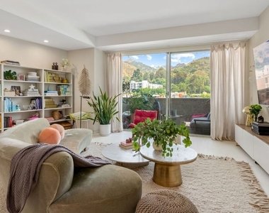 7250 Franklin Avenue - Photo Thumbnail 3