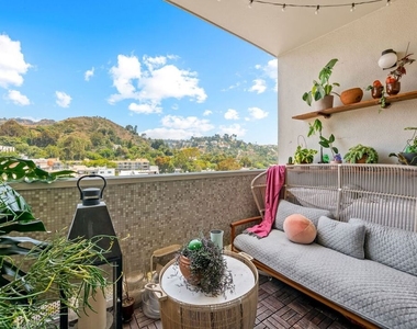 7250 Franklin Avenue - Photo Thumbnail 11