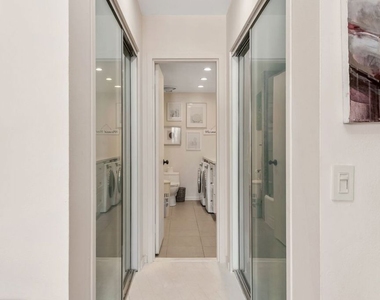 7250 Franklin Avenue - Photo Thumbnail 9