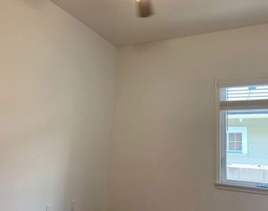 1305 W 37th Place - Photo Thumbnail 5