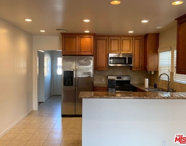 1305 W 37th Place - Photo Thumbnail 3