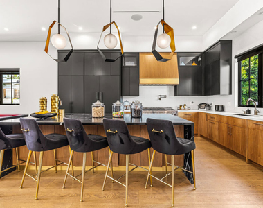 6207 Babcock Avenue - Photo Thumbnail 20