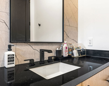 6207 Babcock Avenue - Photo Thumbnail 26