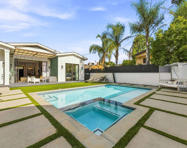 6207 Babcock Avenue - Photo Thumbnail 15
