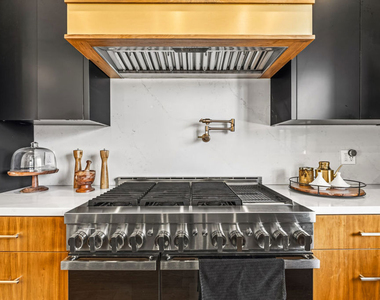 6207 Babcock Avenue - Photo Thumbnail 4