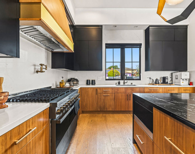 6207 Babcock Avenue - Photo Thumbnail 19