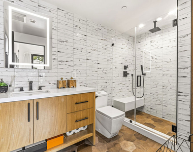 6207 Babcock Avenue - Photo Thumbnail 24