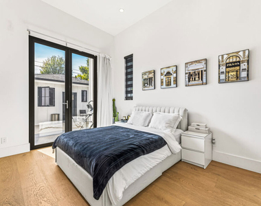 6207 Babcock Avenue - Photo Thumbnail 14