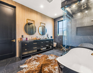 6207 Babcock Avenue - Photo Thumbnail 6