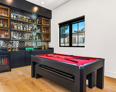 6207 Babcock Avenue - Photo Thumbnail 7