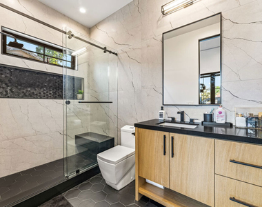 6207 Babcock Avenue - Photo Thumbnail 28