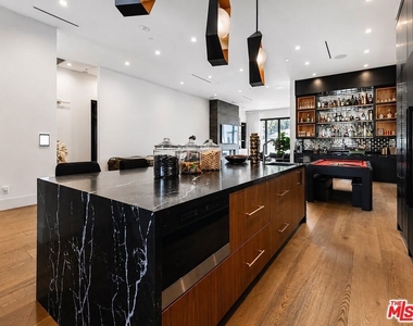 6207 Babcock Avenue - Photo Thumbnail 40