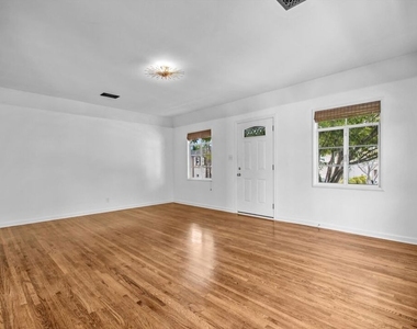 350 S Roxbury Drive - Photo Thumbnail 2