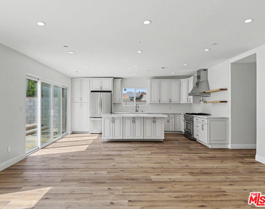 5035 Zelzah Avenue - Photo Thumbnail 8