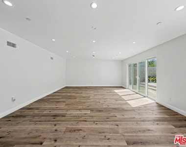 5035 Zelzah Avenue - Photo Thumbnail 7