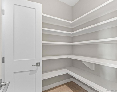 2954 Copley Ave - Photo Thumbnail 9