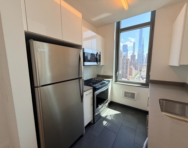 West 57th Street - Photo Thumbnail 3