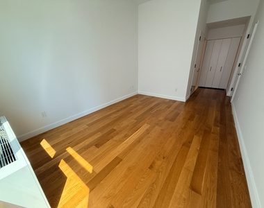 West 57th Street - Photo Thumbnail 5
