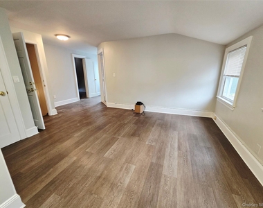 190 Bryant Avenue - Photo Thumbnail 4