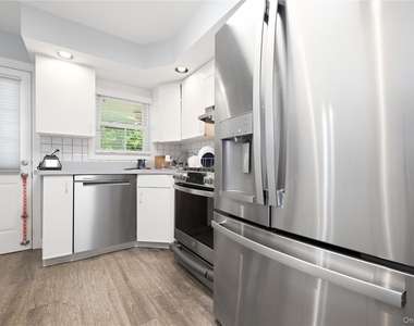 442 Langley Avenue - Photo Thumbnail 4