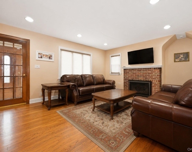 442 Langley Avenue - Photo Thumbnail 2