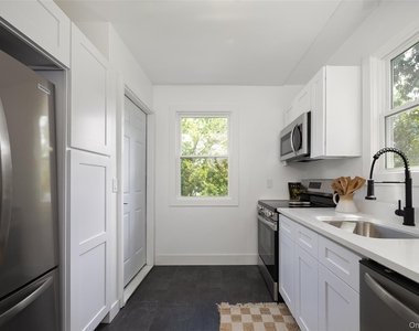 34 Lakeview Avenue - Photo Thumbnail 12